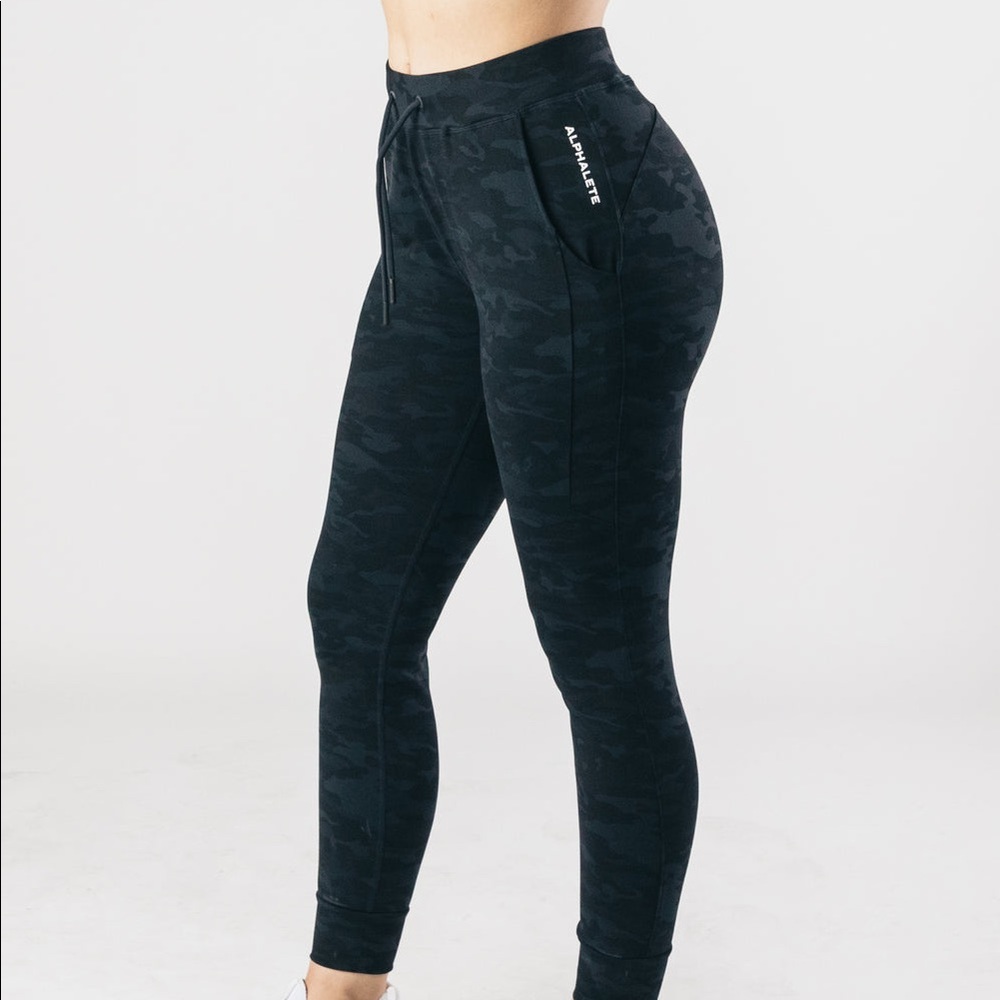 Alphalete essential women’s joggers size small in black camo